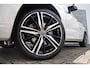 Volvo XC60 2.0 T8 Twin Engine AWD R-Design | Plug-in Hybrid (PHEV) | 360 Graden Camera | Trekhaak | Panoramadak | Navigatie | Apple Carplay | Android Auto | Harman Kardon Audio | Stoelverwarming voor en achter | Lichtmetalen Velgen 21 inch