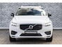 Volvo XC60 2.0 T8 Twin Engine AWD R-Design | Plug-in Hybrid (PHEV) | 360 Graden Camera | Trekhaak | Panoramadak | Navigatie | Apple Carplay | Android Auto | Harman Kardon Audio | Stoelverwarming voor en achter | Lichtmetalen Velgen 21 inch