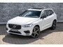 Volvo XC60 2.0 T8 Twin Engine AWD R-Design | Plug-in Hybrid (PHEV) | 360 Graden Camera | Trekhaak | Panoramadak | Navigatie | Apple Carplay | Android Auto | Harman Kardon Audio | Stoelverwarming voor en achter | Lichtmetalen Velgen 21 inch