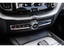 Volvo XC60 2.0 T8 Twin Engine AWD R-Design | Plug-in Hybrid (PHEV) | 360 Graden Camera | Trekhaak | Panoramadak | Navigatie | Apple Carplay | Android Auto | Harman Kardon Audio | Stoelverwarming voor en achter | Lichtmetalen Velgen 21 inch