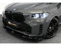 BMW X5 xDrive50e M Sport / M Bodykit / Achterasbesturing / Panoramadak / Elektr. verstelbare voorstoelen + memory / Softclose / Luchtvering / Elektr. wegklapbare trekhaak / HUD Professional / Harman Kardon Surround Sound / 22'' LMV / Ambienteverlichting / Stoelverwarming V+ A / Achteruitrijcamera / Shadow Line