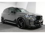 BMW X5 xDrive50e M Sport / M Bodykit / Achterasbesturing / Panoramadak / Elektr. verstelbare voorstoelen + memory / Softclose / Luchtvering / Elektr. wegklapbare trekhaak / HUD Professional / Harman Kardon Surround Sound / 22'' LMV / Ambienteverlichting / Stoelverwarming V+ A / Achteruitrijcamera / Shadow Line