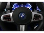 BMW X5 xDrive50e M Sport / M Bodykit / Achterasbesturing / Panoramadak / Elektr. verstelbare voorstoelen + memory / Softclose / Luchtvering / Elektr. wegklapbare trekhaak / HUD Professional / Harman Kardon Surround Sound / 22'' LMV / Ambienteverlichting / Stoelverwarming V+ A / Achteruitrijcamera / Shadow Line