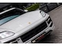 Porsche Cayenne 3.0 E-Hybrid, Passenger display, *Krijt*, MY2024, NL Auto!
