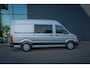 Volkswagen Crafter 35 2.0 TDI L3H2 DC 140PK Aut8 Trekhaak, Achteruitrijcamera, Navi, 17" LM Velgen, Voorruitverwarming, Adaptieve Cruise Control, Stoel-stuurverwarming, Houten Laadvloer