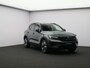Volvo EX40 Single Motor Ext. Range Plus Europa 82 kWh / Forest Lake Metallic / Elektr. Verstelbare Stoelen / Stuur+Stoelverwarming / Harman Kardon / Dak Zwart /