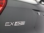 Volvo EX40 Single Motor Ext. Range Plus Europa 82 kWh / Forest Lake Metallic / Elektr. Verstelbare Stoelen / Stuur+Stoelverwarming / Harman Kardon / Dak Zwart /