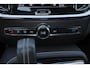 Volvo V60 T6 Recharge AWD R-Design - IntelliSafe Assist - Adaptieve LED koplampen - Parkeercamera achter - Parkeersensoren voor & achter - Elektr. bedienb. voorstoelen met geheugen links - Extra getint glas - Inklapbare trekhaak - 18' LMV
