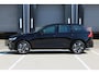 Volvo XC60 T6 Plug-in hybrid AWD Plus Dark | Panoramadak | Trekhaak | 360 graden camera | Verwarmbare voorstoelen en achterbank | Premium audio by Harman Kardon | Head-up display |
