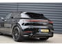 Porsche Cayenne Coupé 3.0 E-Hybrid Sport Design Carbon | Pano | Bijrijdersdisplay | ACC | Bose | 18-voudig Stoelen | 22'' Wielen |