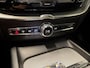 Volvo XC60 2.0 T6 Plug-in hybrid AWD Ultimate Dark Luchtvering Harman Kardon Panodak Treeplanken Trekhaak HUD Dealer Onderhouden