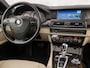 BMW 5-Serie 528i High Executive 245Pk Automaat (SCHUIFDAK, GROOT NAVI, LEDER, ELEK SPORTSTOELEN, ZWART HEMEL, STOELVERWARMING, PARKEERSENSOREN, XENON, NIEUWSTAAT)