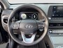 Hyundai Kona Electric EV Comfort 39 kWh 136pk | SoH 97,9% | Camera | Carplay | Climate controle | Bestuurdersstoel in hoogte verstelbaar | Stoelverwarming | Stuurverwarming | Parkeersensoren | 17'' velgen