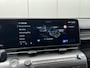 Hyundai Kona Electric Long Range Pure Edition 64.8 kWh / (Dynamische) Navigatie / 3 Fase / Batterijconditionering / Apple CarPlay & Android Auto / Stoel & Stuurverwarming / 19 Inch Lichtmetalen Velgen / Parkeersensoren Voor + Achter / Achteruitrijcamera /