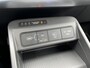 Hyundai Kona Electric Long Range Pure Edition 64.8 kWh / (Dynamische) Navigatie / 3 Fase / Batterijconditionering / Apple CarPlay & Android Auto / Stoel & Stuurverwarming / 19 Inch Lichtmetalen Velgen / Parkeersensoren Voor + Achter / Achteruitrijcamera /