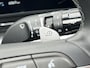 Hyundai Kona Electric Long Range Pure Edition 64.8 kWh / (Dynamische) Navigatie / 3 Fase / Batterijconditionering / Apple CarPlay & Android Auto / Stoel & Stuurverwarming / 19 Inch Lichtmetalen Velgen / Parkeersensoren Voor + Achter / Achteruitrijcamera /