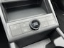 Hyundai Kona Electric Long Range Pure Edition 64.8 kWh / (Dynamische) Navigatie / 3 Fase / Batterijconditionering / Apple CarPlay & Android Auto / Stoel & Stuurverwarming / 19 Inch Lichtmetalen Velgen / Parkeersensoren Voor + Achter / Achteruitrijcamera /