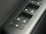 Hyundai Kona Electric Long Range Pure Edition 64.8 kWh / (Dynamische) Navigatie / 3 Fase / Batterijconditionering / Apple CarPlay & Android Auto / Stoel & Stuurverwarming / 19 Inch Lichtmetalen Velgen / Parkeersensoren Voor + Achter / Achteruitrijcamera /