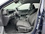 Hyundai Kona Electric Long Range Pure Edition 64.8 kWh / (Dynamische) Navigatie / 3 Fase / Batterijconditionering / Apple CarPlay & Android Auto / Stoel & Stuurverwarming / 19 Inch Lichtmetalen Velgen / Parkeersensoren Voor + Achter / Achteruitrijcamera /
