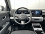 Hyundai Kona Electric Long Range Pure Edition 64.8 kWh / (Dynamische) Navigatie / 3 Fase / Batterijconditionering / Apple CarPlay & Android Auto / Stoel & Stuurverwarming / 19 Inch Lichtmetalen Velgen / Parkeersensoren Voor + Achter / Achteruitrijcamera /