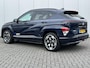 Hyundai Kona Electric Long Range Pure Edition 64.8 kWh / (Dynamische) Navigatie / 3 Fase / Batterijconditionering / Apple CarPlay & Android Auto / Stoel & Stuurverwarming / 19 Inch Lichtmetalen Velgen / Parkeersensoren Voor + Achter / Achteruitrijcamera /