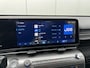 Hyundai Kona Electric Long Range Pure Edition 64.8 kWh / (Dynamische) Navigatie / 3 Fase / Batterijconditionering / Apple CarPlay & Android Auto / Stoel & Stuurverwarming / 19 Inch Lichtmetalen Velgen / Parkeersensoren Voor + Achter / Achteruitrijcamera /