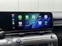 Hyundai Kona Electric Long Range Pure Edition 64.8 kWh / (Dynamische) Navigatie / 3 Fase / Batterijconditionering / Apple CarPlay & Android Auto / Stoel & Stuurverwarming / 19 Inch Lichtmetalen Velgen / Parkeersensoren Voor + Achter / Achteruitrijcamera /