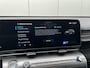 Hyundai Kona Electric Long Range Pure Edition 64.8 kWh / (Dynamische) Navigatie / 3 Fase / Batterijconditionering / Apple CarPlay & Android Auto / Stoel & Stuurverwarming / 19 Inch Lichtmetalen Velgen / Parkeersensoren Voor + Achter / Achteruitrijcamera /
