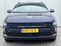 Hyundai Kona Electric Long Range Pure Edition 64.8 kWh / (Dynamische) Navigatie / 3 Fase / Batterijconditionering / Apple CarPlay & Android Auto / Stoel & Stuurverwarming / 19 Inch Lichtmetalen Velgen / Parkeersensoren Voor + Achter / Achteruitrijcamera /
