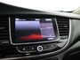 Opel Mokka X 1.4 Turbo Innovation trekhaak, airco, cruisecontr, electr stoel, Apple Carplay/Android Auto, Achteruitrijcamera, Parkeersensor voor/achter De Opel Mokka X 1.4 Turbo Innovation is een ruime en luxe SUV die comfort en stijl perfect combineert. Dankzij de krachtige en soepele turbomotor biedt deze auto een prettige rijervaring, ter