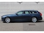 Volvo V90 2.0 T4 Momentum | Achteropkomend verkeer waarschuwing | Autonomous Emergency Braking | Bots herkenning en activatie | Cruise control adaptief | Rijstrooksensor met correctie | Achterbank verwarmd | Apple Carplay & Android Auto | Elektrisch verstelbare bestuurdersstoel met geheugen | Navigatiesysteem full map + hard disk | Stuurwiel verwarmd