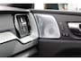 Volvo XC60 2.0 T8 Plug-in hybrid AWD Ultra Black Edition | Luchtvering | B&W | Trekhaak | 22" | Massage | Full Options | Facelift