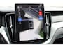 Volvo XC60 2.0 T8 Plug-in hybrid AWD Ultra Black Edition | Luchtvering | B&W | Trekhaak | 22" | Massage | Full Options | Facelift
