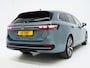 Volkswagen Passat Variant 1.5 eHybrid Elegance | Panoramadak | Leder/Alcantara | Massage | Trekhaak | HUD | Keyless | Sfeerlicht