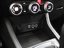 Renault Captur 1.0 TCe 90 Zen Trekhaak, Airco, Apple Carplay/Android Auto, Cruise control, Achteruitrijcamera,keyless entry/start, Rijstrooksensor met correctie De Renault Captur 1.0 TCe 90 Zen is een ruime en comfortabele SUV met een moderne en luxe uitstraling. Dankzij het slimme interieur en de hoge zit geniet je van veel comfort tijdens elke rit.