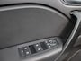 Renault Captur 1.0 TCe 90 Zen Trekhaak, Airco, Apple Carplay/Android Auto, Cruise control, Achteruitrijcamera,keyless entry/start, Rijstrooksensor met correctie De Renault Captur 1.0 TCe 90 Zen is een ruime en comfortabele SUV met een moderne en luxe uitstraling. Dankzij het slimme interieur en de hoge zit geniet je van veel comfort tijdens elke rit.