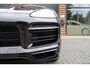 Porsche Cayenne Coupé 3.0 E-Hybrid Black Edition Platinum 462PK NIEUWSTAAT 1STE EIG. SOH 99% I NL-auto I 360 Camera I Leder I Sport Chrono I Pano I elek. stoel I Winterpakket I PASM I Soft-close I