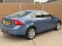Volvo S60 2.0 T4 Momentum 190pk | Navigatiesysteem | Climate & cruise control | Trekhaak & 1800KG trekgewicht | Parkeersensoren achter | Parkeersensoren achter | Lichtmetalen velgen