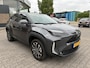 Toyota Yaris Cross Hybrid 115 DYNAMIC NL-AUTO STOEL/STUURVERW BLIND SPOT PARK-SENSOREN NAVI CAMERA APPLE/ANDROID 17'' LM-VELGEN CLIMA AD-CRUISE KEYLESS