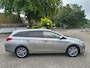 Toyota Auris Touring Sports 1.8 Hybrid Lease met trekhaak,navigatie en panoramadak!