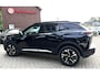Peugeot 2008 130 Pk Automaat Benzine * Navigatie * Voor en Achter Parkeersensoren + Camera Achterzijde !  * Climate & Cruise Control * Keyless Start * Parfumeur * Vingerhoets; Vierde Generatie Eersteklas Service. Al meer dan 100 jaar een begrip in de Brabantse Kempen