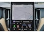 Volvo XC60 T6 Recharge AWD Plus Dark - Panorama/schuifdak - IntelliSafe Assist & Surround - 360º Camera - Harman/Kardon audio - Verwarmde voorstoelen, stuur & achterbank - Parkeersensoren voor & achter - Elektr. bedienb. voorstoelen met geheugen - Head up display - Draadloze tel. lader - Inklapbare trekhaak - 19' LMV