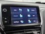 Peugeot 2008 SUV Allure 110pk | Lage kilometerstand | Navigatie | Achteruitrijcamera | Climate Control | Cruise Control | Parkeersensoren | Half lederen sportstoelen | Apple Carplay / Android Auto | Bluetooth | Elektrisch inklapbare spiegels | Automatisch dimlicht | Regensensor | Donker getint glas | 100% dealeronderhouden | 16" lichtmetalen velgen |