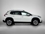 Peugeot 2008 SUV Allure 110pk | Lage kilometerstand | Navigatie | Achteruitrijcamera | Climate Control | Cruise Control | Parkeersensoren | Half lederen sportstoelen | Apple Carplay / Android Auto | Bluetooth | Elektrisch inklapbare spiegels | Automatisch dimlicht | Regensensor | Donker getint glas | 100% dealeronderhouden | 16" lichtmetalen velgen |