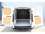 Ford Transit Custom 300 2.0-108pk TDCI L2H1 Trend. Erg nette Ford Transit Custom, die u nog jaren van dienst kan zijn ! Airco, voorraamverw., trekhaak, cruise control, camera, parkeersensoren v+a, 3-zits, laadruimte betimmerd etc.