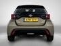 Toyota Yaris 1.5 Hybrid Executive | Lichte kleur half lederen interieur | Head-Up Display | Dodehoek detectie | stoel+Stuurverwarming | Parkeersensoren voor+achter |