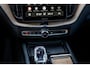 Volvo XC60 2.0 T6 Plug-in hybrid AWD Ultra Dark | SOH 99% | Panoramadak | Luchtvering | Trekhaak | Head-Up Display | 360° Camera | Harman/Kardon Audio | Sportstoelen | Lichtmetalen Velgen 20 inch | Elektrische Achterklep | Parkeersensoren