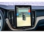 Volvo XC60 2.0 T6 Plug-in hybrid AWD Ultra Dark | SOH 99% | Panoramadak | Luchtvering | Trekhaak | Head-Up Display | 360° Camera | Harman/Kardon Audio | Sportstoelen | Lichtmetalen Velgen 20 inch | Elektrische Achterklep | Parkeersensoren