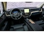 Volvo XC60 2.0 T6 Plug-in hybrid AWD Ultra Dark | SOH 99% | Panoramadak | Luchtvering | Trekhaak | Head-Up Display | 360° Camera | Harman/Kardon Audio | Sportstoelen | Lichtmetalen Velgen 20 inch | Elektrische Achterklep | Parkeersensoren