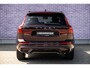 Volvo XC60 2.0 T6 Plug-in hybrid AWD Ultra Dark | SOH 99% | Panoramadak | Luchtvering | Trekhaak | Head-Up Display | 360° Camera | Harman/Kardon Audio | Sportstoelen | Lichtmetalen Velgen 20 inch | Elektrische Achterklep | Parkeersensoren